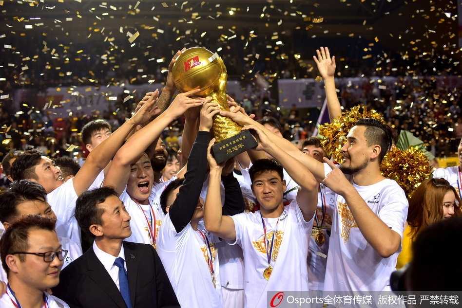 中秋夜渭南烽烟再起 陕西信达大胜安徽文一重夺NBL总冠军 陕西信达队外援查尔斯在安徽队两人包夹之下依然强势起跳,他肌肉紧绷,眼神坚毅,单手将球狠狠砸入篮筐,展现出无与伦比的篮下统治力。