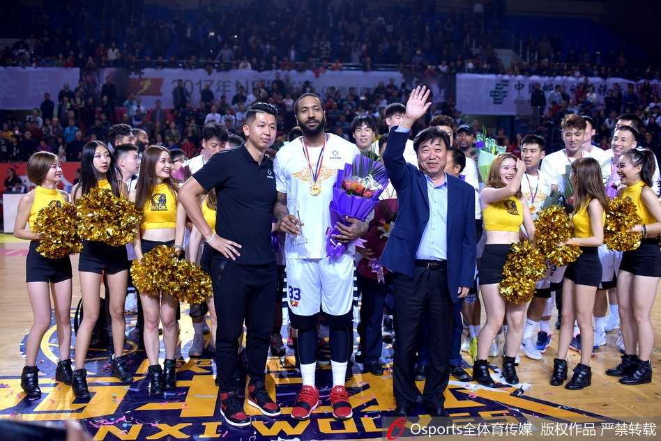 中秋夜渭南烽烟再起 陕西信达大胜安徽文一重夺NBL总冠军 陕西信达队的教练组成员在获胜瞬间激动地拥抱在一起,他们身后的记分牌上123-90的比分清晰可见,这一刻所有的战术布置和辛勤付出都化为了喜悦的泪水。