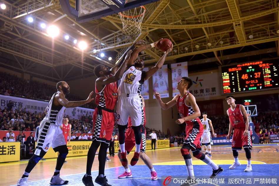 中秋夜渭南烽烟再起 陕西信达大胜安徽文一重夺NBL总冠军 赛后颁奖仪式上,中国篮协秘书长白喜林将象征NBL最高荣誉的总冠军宝鼎递交到陕西信达队长手中,鼎身闪耀着金光,映衬着现场所有人的笑脸。
