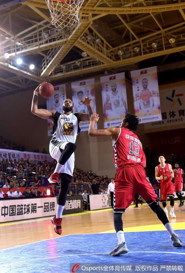 中秋夜渭南烽烟再起 陕西信达大胜安徽文一重夺NBL总冠军 夺得总冠军后,陕西信达队所有球员在中圈紧紧围成一圈,肩并着肩,高喊着庆祝的口号,团队的力量和兄弟情深在这一刻体现得淋漓尽致。