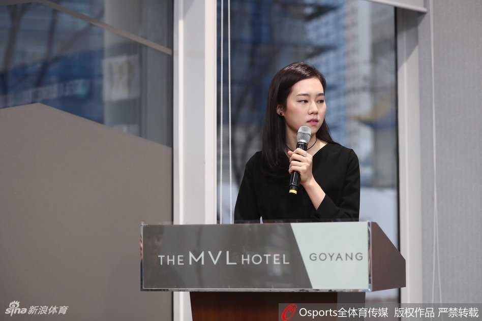 中韩男篮赛前风云:许载欲雪前耻,李楠轻装上阵 中国队主教练李楠在赛前发布会上神色轻松,面对韩国媒体的长枪短炮,他嘴角带着一丝微笑,仿佛对即将到来的恶战已成竹在胸。