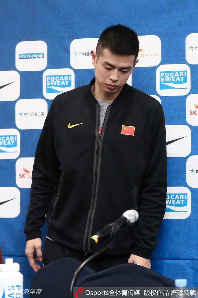 中韩男篮赛前风云:许载欲雪前耻,李楠轻装上阵 发布会上的李楠双手交叉放在桌上,目光平和地注视着前方,面对话筒他神情专注,正在向在场媒体阐述球队的备战理念。