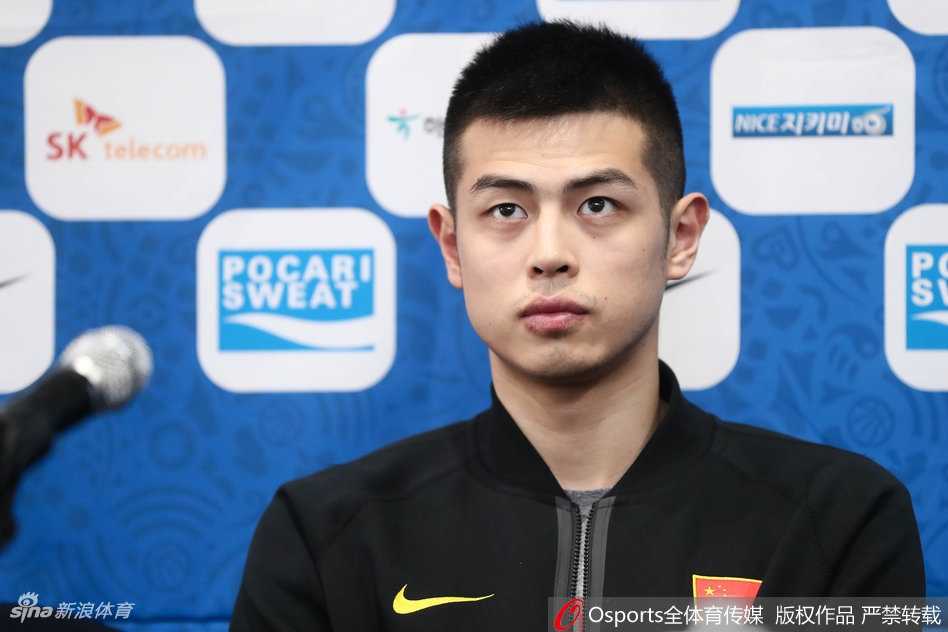 中韩男篮赛前风云:许载欲雪前耻,李楠轻装上阵 发布会结束后,许载起身准备离场,脸上带着一丝复杂的微笑,明天的比赛对他和他的球队来说,将是一场荣誉之战。