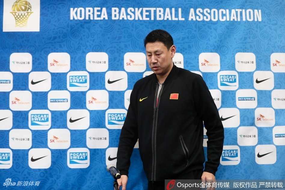 中韩男篮赛前风云:许载欲雪前耻,李楠轻装上阵 镜头捕捉到李楠指导在发布会间隙低头沉思的瞬间,眉头微蹙,显然是在认真思索如何应对韩国队犀利的小快灵打法。