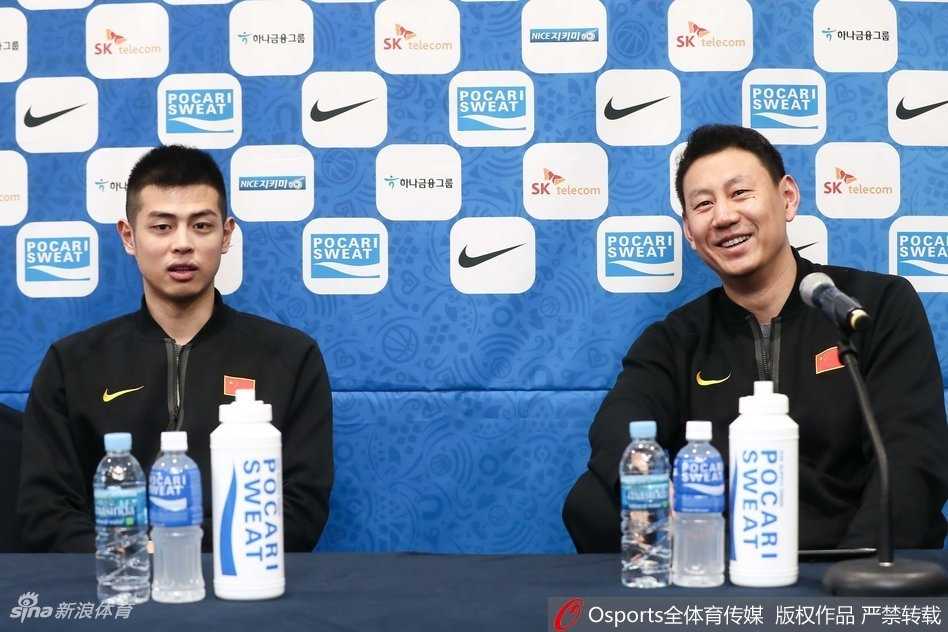 中韩男篮赛前风云:许载欲雪前耻,李楠轻装上阵 队长方硕在发布会上面带微笑,作为球队的后场大脑,他的眼神中透露出与年龄不符的沉稳与自信。