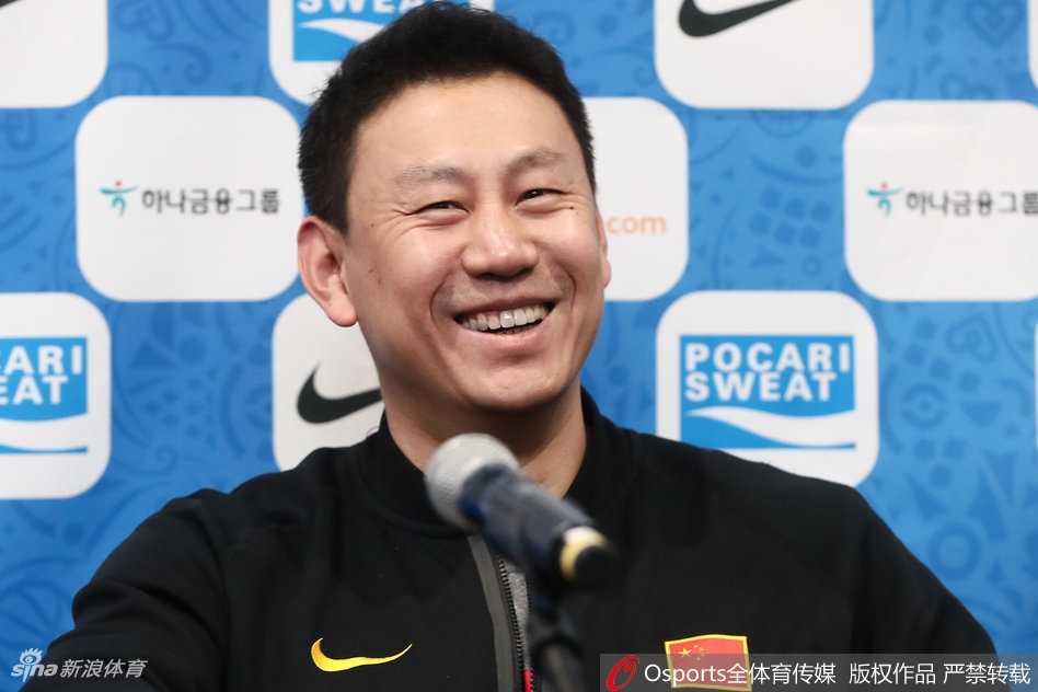 中韩男篮赛前风云:许载欲雪前耻,李楠轻装上阵 韩国队主帅许载在发布会上抿着嘴,眼神坚定地望向远方,心中或许正在盘算着如何打破多年不胜中国男篮的魔咒。