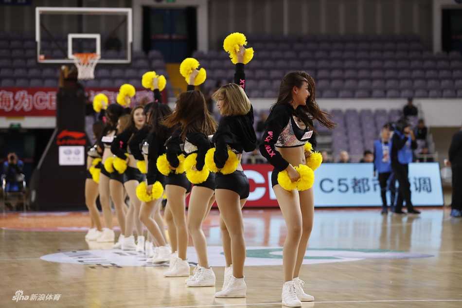 北控主场啦啦队队员们身着亮丽服装，在球场中央随着音乐节奏欢快跃动，手中花球飞扬，脸上洋溢着青春的笑容