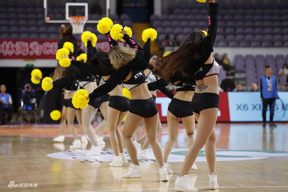 啦啦队暂停间隙冲入场地中央，她们高高跃起秀出整齐划一的舞步，长发飘飘充满动感活力，为北控队加油打气