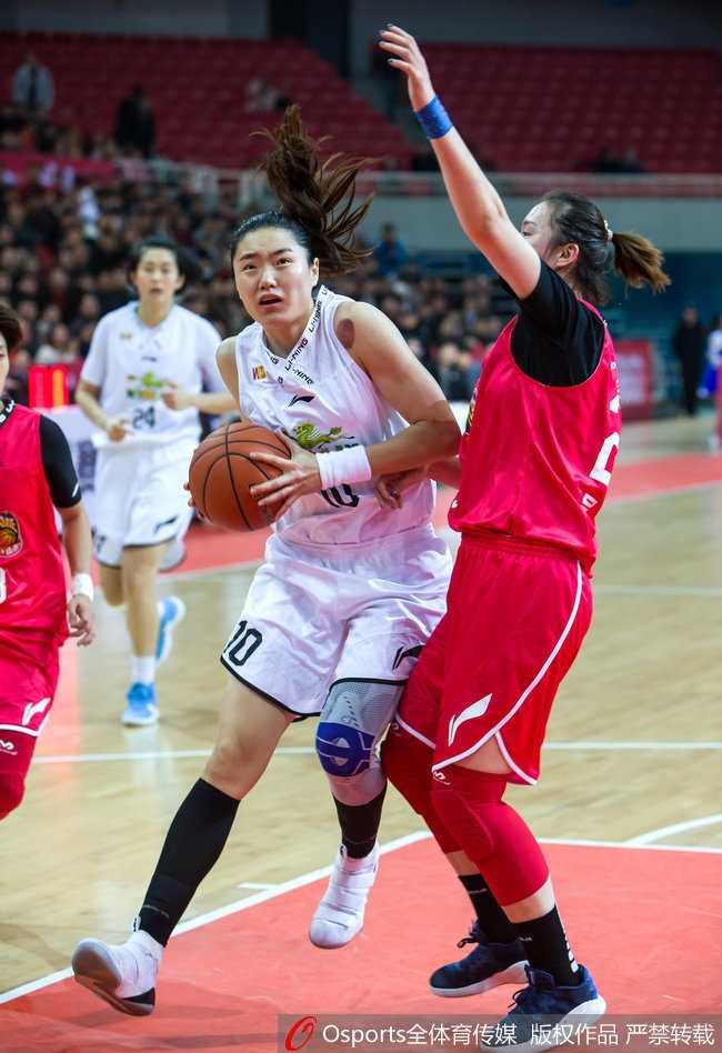 赛后，八一红谷滩女篮全体队员围成一圈，击掌庆祝这场来之不易的主场大胜