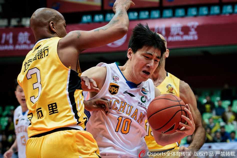 四川省体中心灯火通明，四川与北控球员在场上严阵以待，空气中弥漫着大战一触即发的紧张气息。