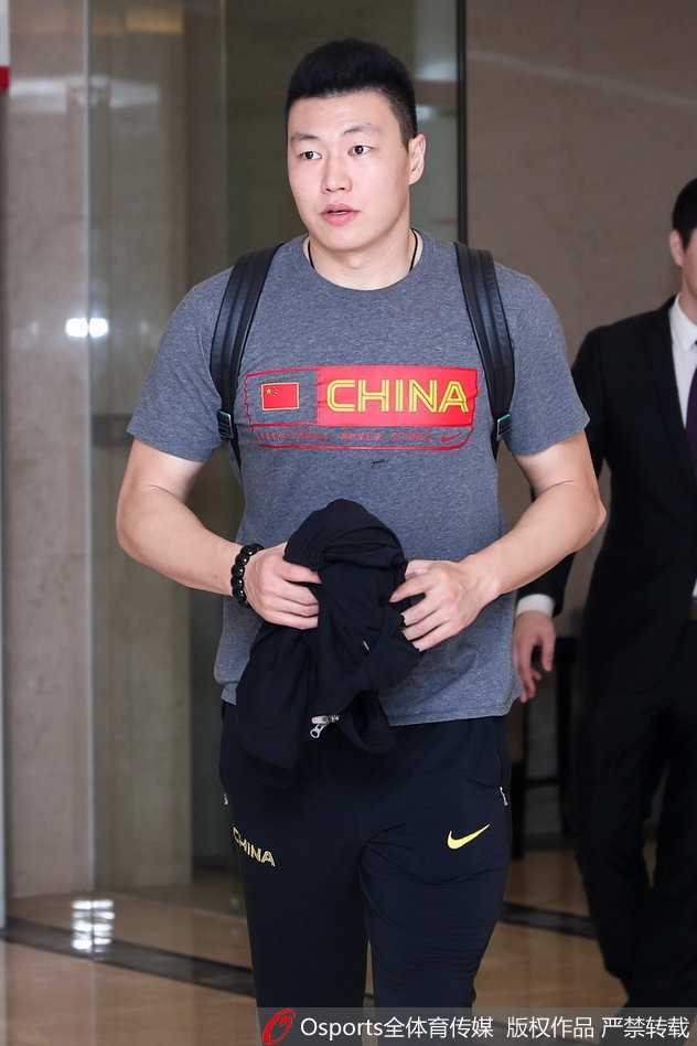 郭艾伦在场上快速运球推进，眼神犀利，试图撕开对手防线，为球队打破第二节的短暂僵局。