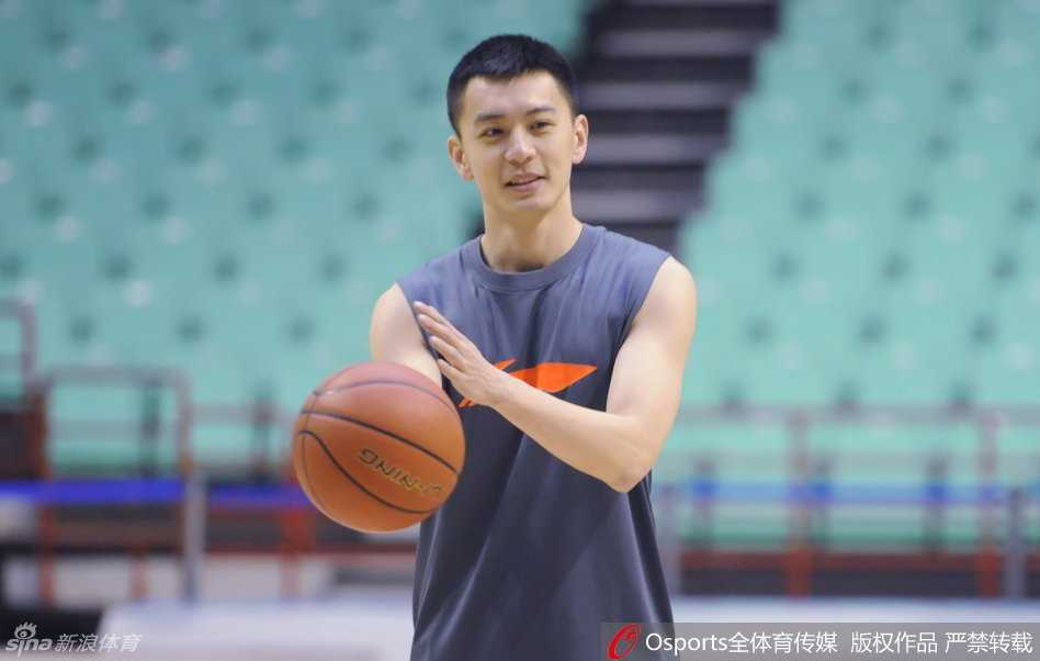 年轻的赵继伟展现了他的大心脏，面对防守球员的扑防，他毫不犹豫地出手三分，篮球在空中划出一道美妙的弧线直钻网窝。