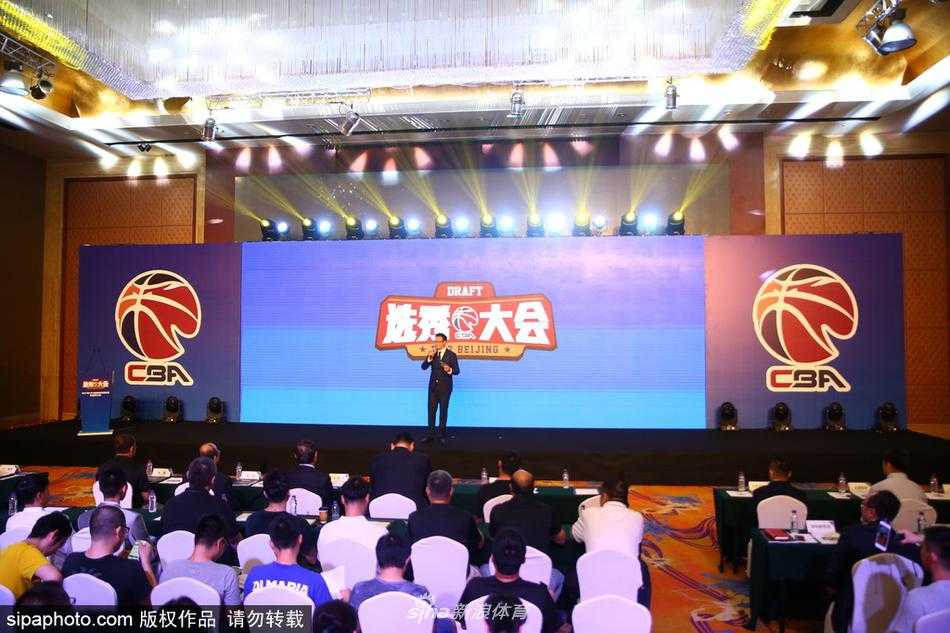 当选状元后，陈盈骏虽未亲临现场，但大屏幕上定格的画面依然帅气逼人，他身穿西装打着领带，眼神中透露出对CBA联赛的无限憧憬。