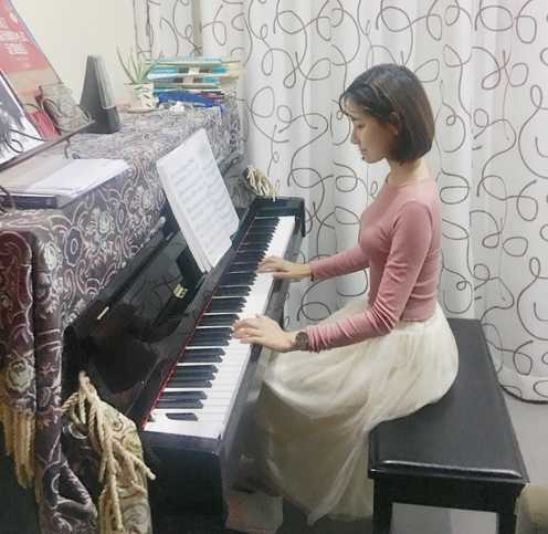 一位空姐将脚趾轻轻埋入温热的细沙中，身旁放着一杯清凉的饮品，她舒适地半躺在沙滩椅上，闭目享受着和煦的阳光，完全沉浸在慵懒的午后时光里。