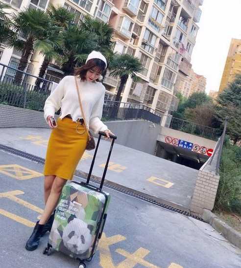 清澈见底的海水中，一位空姐俏皮地撩起水花，湿漉漉的长发贴在肩头，脸上洋溢着孩子般纯真的笑容，与平日在机舱内的端庄形成可爱反差。