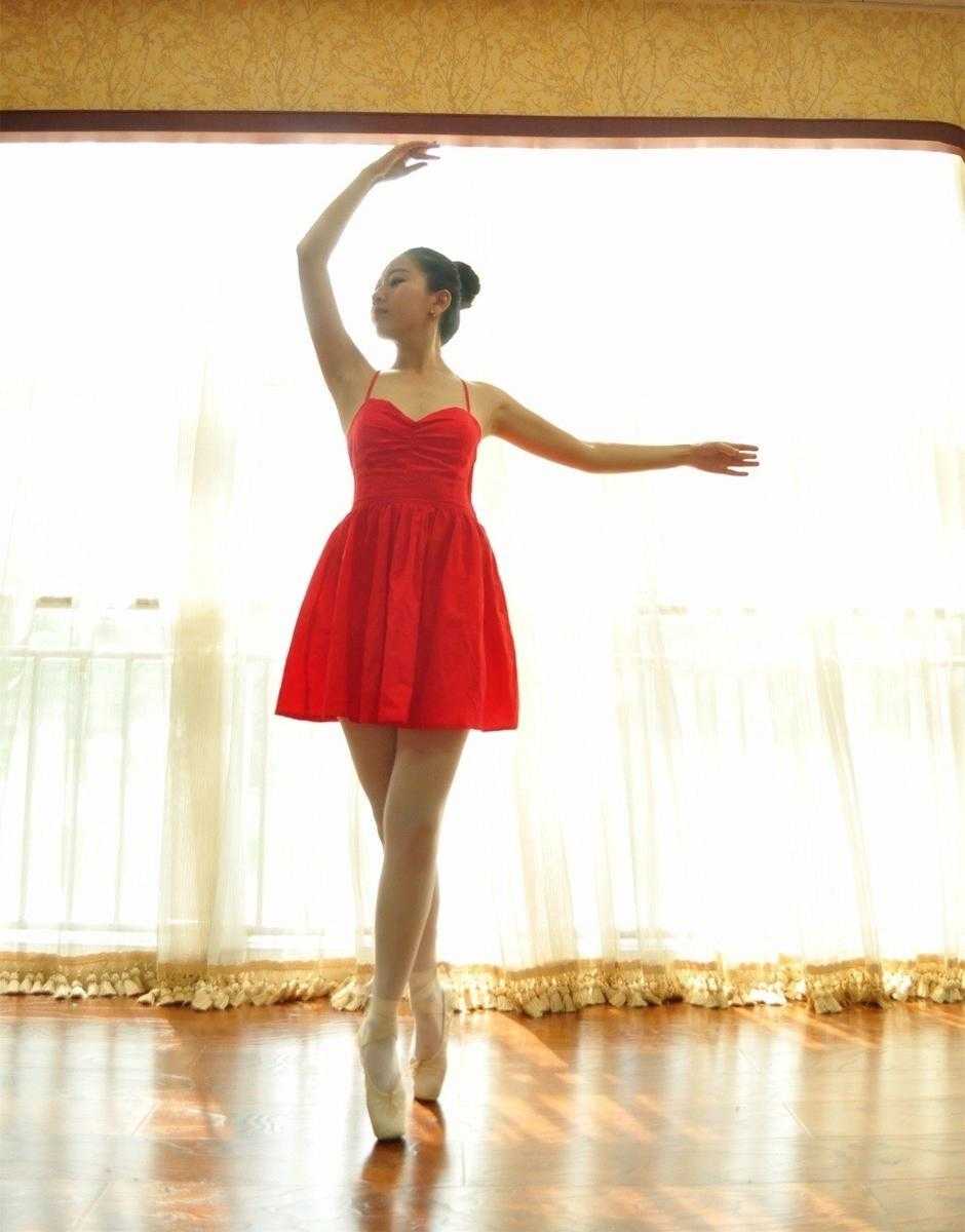 夕阳的余晖洒在球场地板上，空姐啦啦队与球员们一同站在场中合影留念，记录下这个充满汗水与欢笑的难忘下午