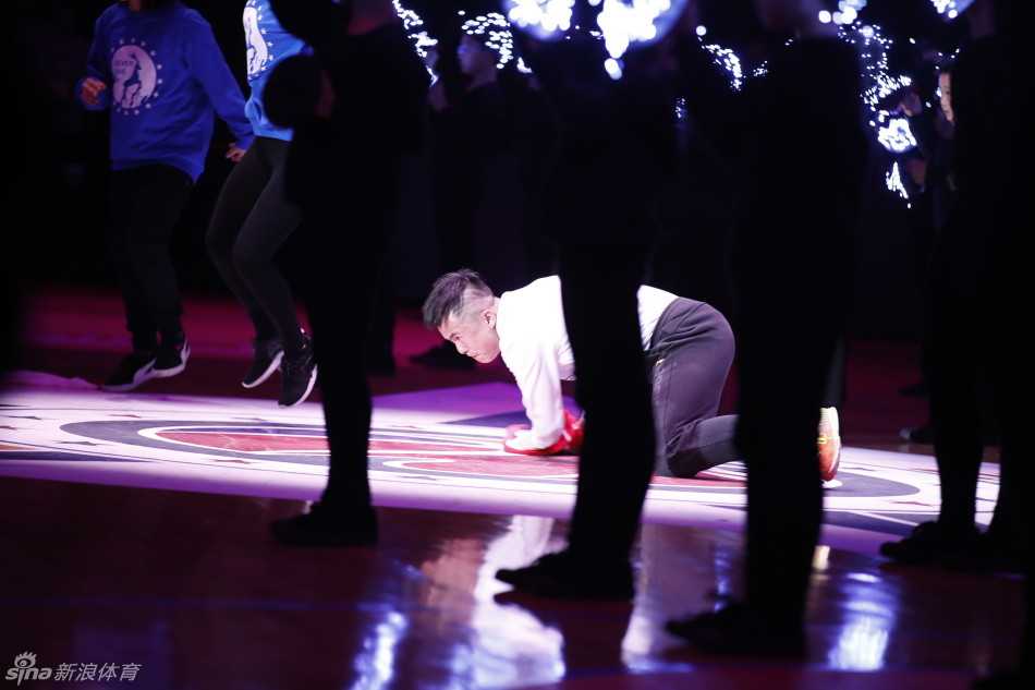 万众瞩目中，马布里以票王身份最后一个出场。面对主场山呼海啸般的欢呼，他深情地向四周看台挥手致意，并用中文大声喊出“我爱你们”，这简单的话语饱含了他对北京和中国篮球深厚的感情。