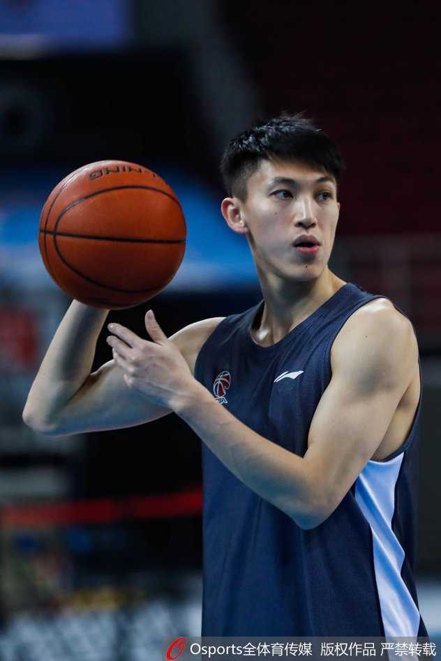 五棵松的钢铁意志:翟晓川带伤请战与北京首钢的季后赛壮歌 训练间隙,翟晓川独自在场边拉伸,他低头凝视着自己的伤脚,神情专注而坚定,仿佛在默默完成与身体疼痛的又一次谈判。