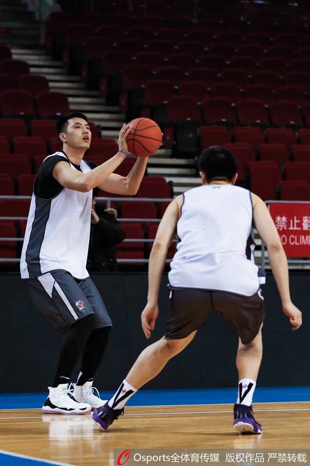 五棵松的钢铁意志:翟晓川带伤请战与北京首钢的季后赛壮歌 方硕在训练中持球突破,眼神犀利如剑,他重心压低,运球动作娴熟流畅,准备撕开面前的防守线。