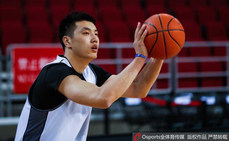 五棵松的钢铁意志:翟晓川带伤请战与北京首钢的季后赛壮歌 汉密尔顿在训练中高高跃起,舒展的单手劈扣势大力沉,篮球应声入网,旁边的队友纷纷驻足观看,这一刻的训练场仿佛变成了他的个人表演舞台。