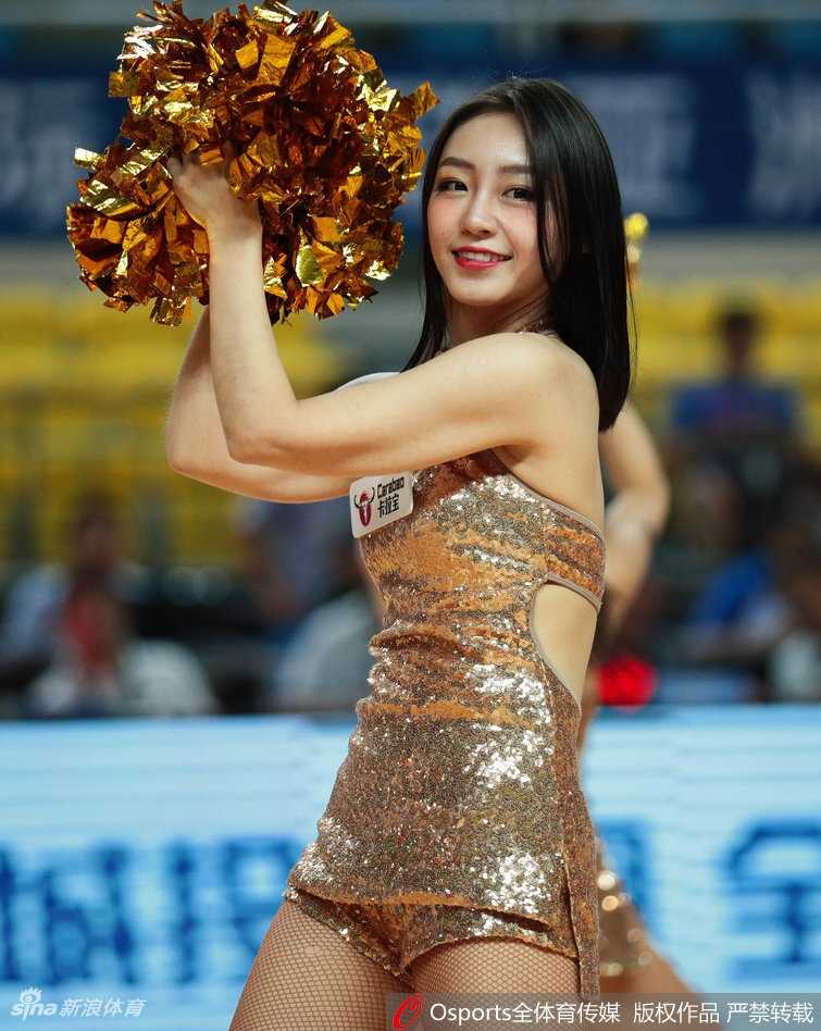 动感节拍中长发飞舞 宝贝侧颜精致宛如画中人