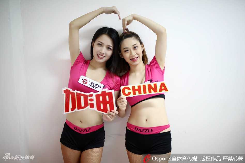 亚冠火辣女神卸下战袍,更衣室秒变俏皮萌妹的反转魅力 几个女孩已经换回了自己的便服,准备离开。在更衣室门口,她们自然地搂在一起,对着镜头露出轻松又温暖的笑容。没有了舞台妆的浓烈,笑容却更加清澈,仿佛一群刚刚放学、相约回家的好朋友