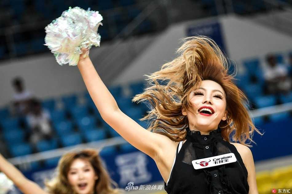 动感节拍再次响起，两位领舞的宝贝面带极具感染力的笑容，带领身后的队友变换队形，她们的热情仿佛能穿透屏幕，点燃整个体育馆的空气。