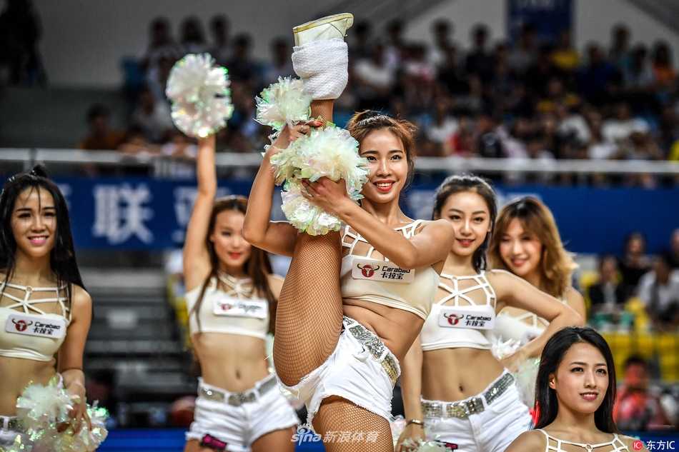 镜头拉近，这位笑容甜美的啦啦宝贝正在专注地完成舞蹈动作，即使是一个简单的定点姿势，也透露出专业的舞台表现力和自信的光芒。