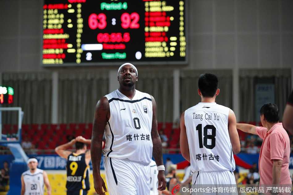 新疆外援亚当斯在三人包夹下强行起跳投篮，孤独的身影映衬出球队当时的进攻困境