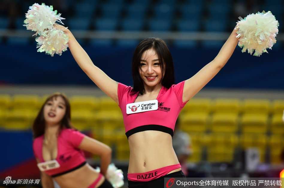 宋粤手持花球，在场上展现出专业篮球宝贝的活力与自信