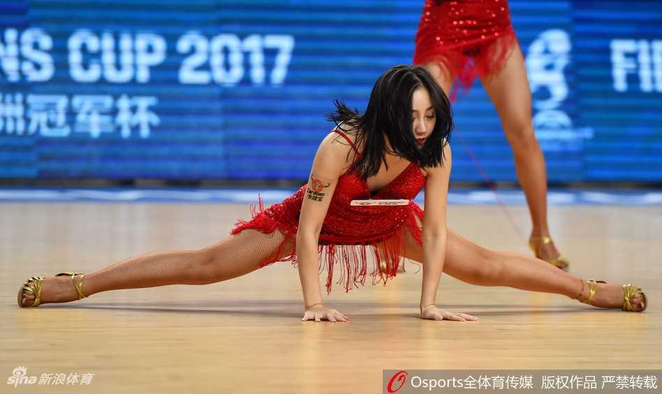 宋粤赛场上热力四射的舞姿，每一个动作都充满青春气息，花球在空中划出优美弧线