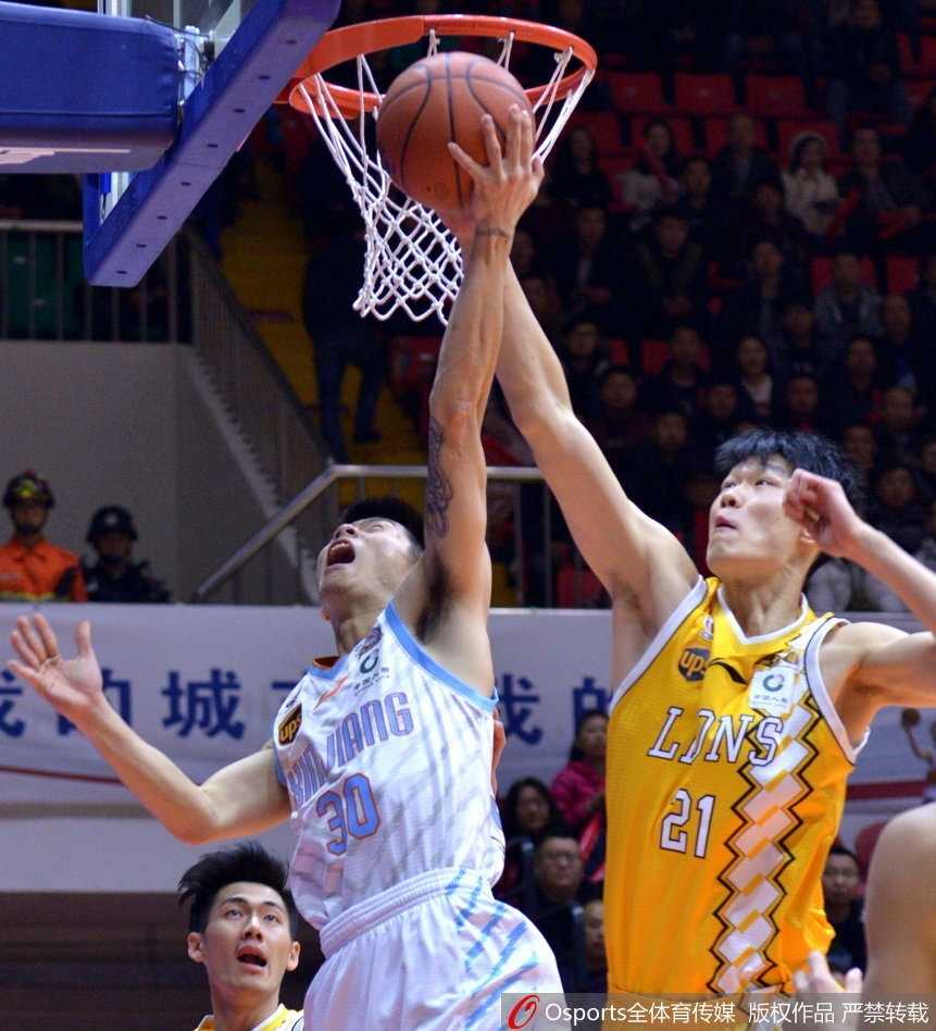 胡金秋在俞长栋的贴身紧逼下奋力拼抢篮板，年轻的他用活力为广厦搏得了多次二次进攻机会。