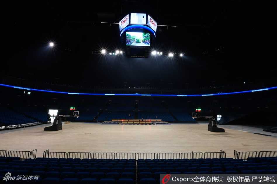 终场哨响，大屏幕上的比分定格在96比44，中国男篮全体队员围聚在场地中央，手搭着手，齐声呐喊加油，背后的五星红旗在全场灯光的映照下显得格外鲜艳夺目。