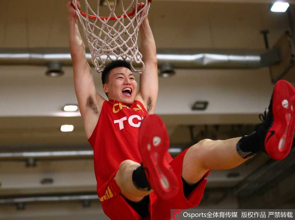 男篮训练中，李根仿佛安装了弹簧，高高跃起完成了一记势大力沉的单手挂筐暴扣，强大的冲击力让整个篮架都为之颤抖。