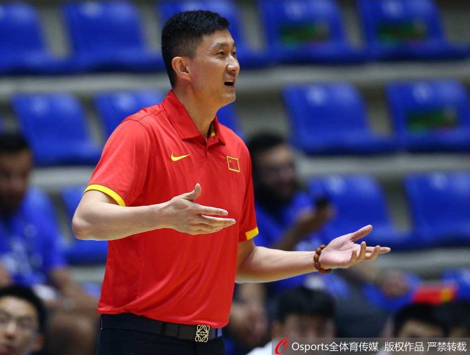 郭艾伦如闪电般撕裂菲律宾防线，在三人包夹下强行上篮，身体在空中拉出一道完美弧线