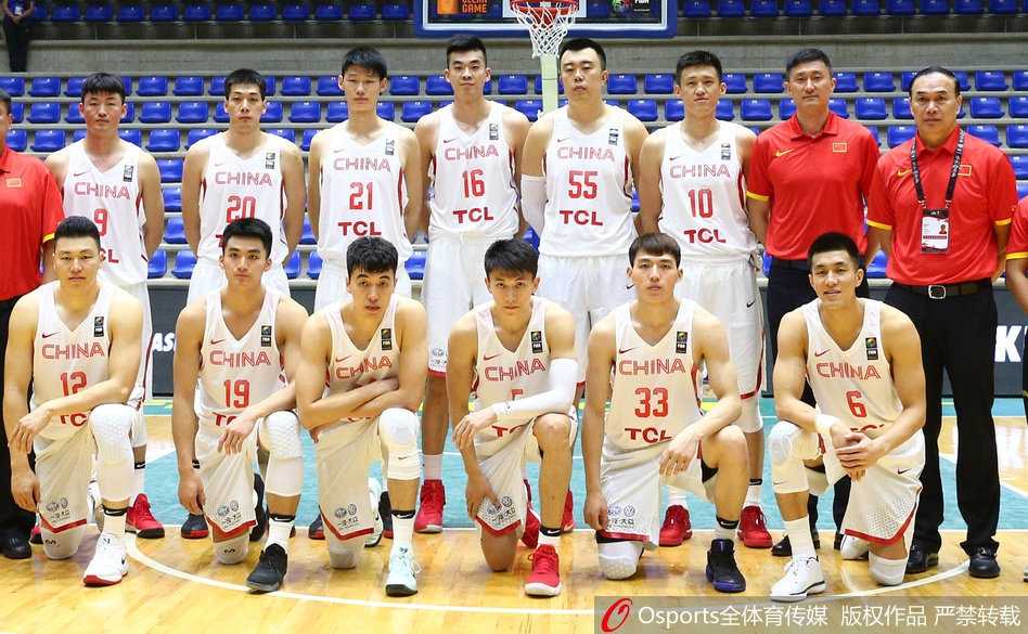 主教练杜锋场边激情指挥，双手张开比划战术，眼神中透露出对胜利的无限渴望