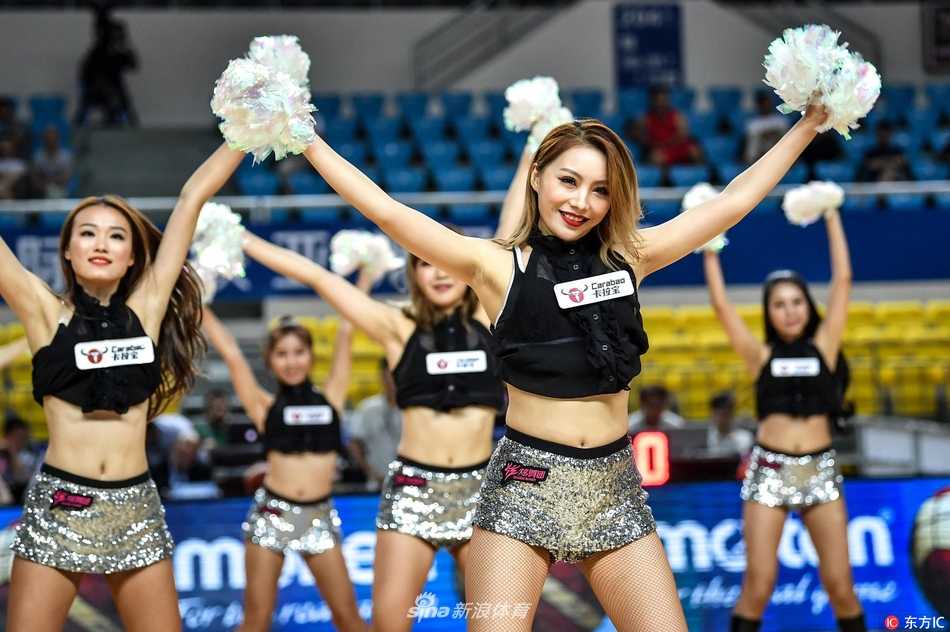 中场表演的高潮时刻，宝贝们散开队形，各自展现着热力四射的舞姿，飞扬的裙摆和自信的律动让整个赛场都沉浸在欢乐的海洋中，她们就是此时最耀眼的明星。