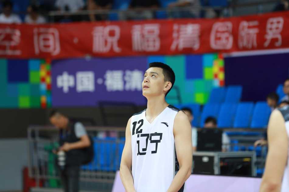 两名伊拉克内线球员在篮下组成铜墙铁壁，高高举起双臂进行双人封盖，彻底粉碎了对手的进攻企图，展现出铁血防守的意志