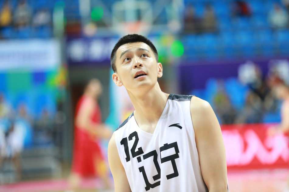 伊拉克队核心后卫在挡拆后突破防线，面对补防的球员，他冷静地采用欧洲步上篮，在空中巧妙闪躲后将球送入篮筐，动作行云流水