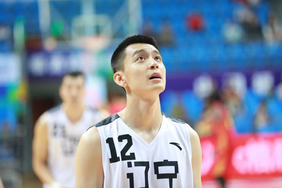 获胜后，伊拉克男篮的球员们激动地围成一圈，他们用力挥舞着拳头，脸上洋溢着自豪与喜悦，场边的教练组也露出了欣慰的笑容