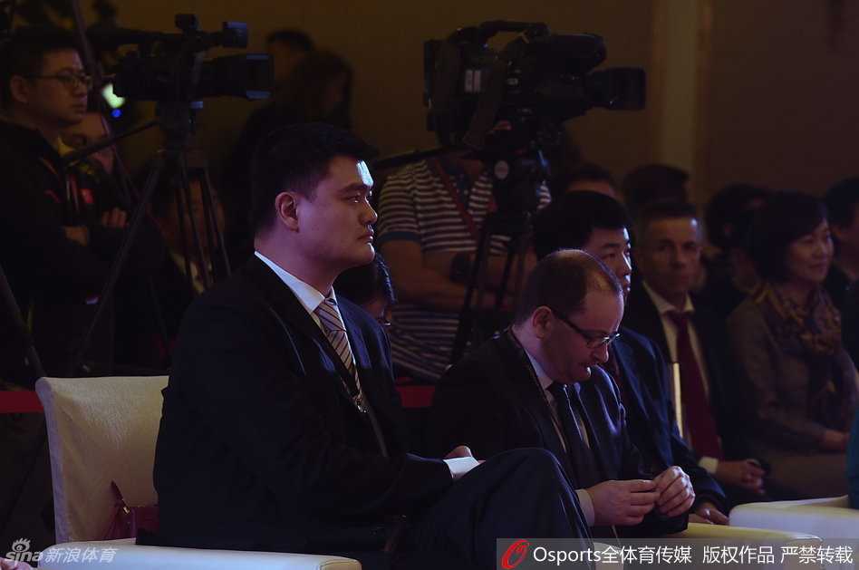 京剧脸谱勾勒篮球梦想 姚明揭晓二零一九年世界杯会徽 中国篮协主席姚明在发布仪式上手持话筒发言,身后的大屏幕映出会徽的图案,他神情专注而坚定