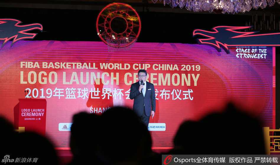 京剧脸谱勾勒篮球梦想 姚明揭晓二零一九年世界杯会徽 姚明与一位业余篮球运动员代表共同推动装置,会徽在红色大门的开启中正式揭晓,现场气氛达到高潮