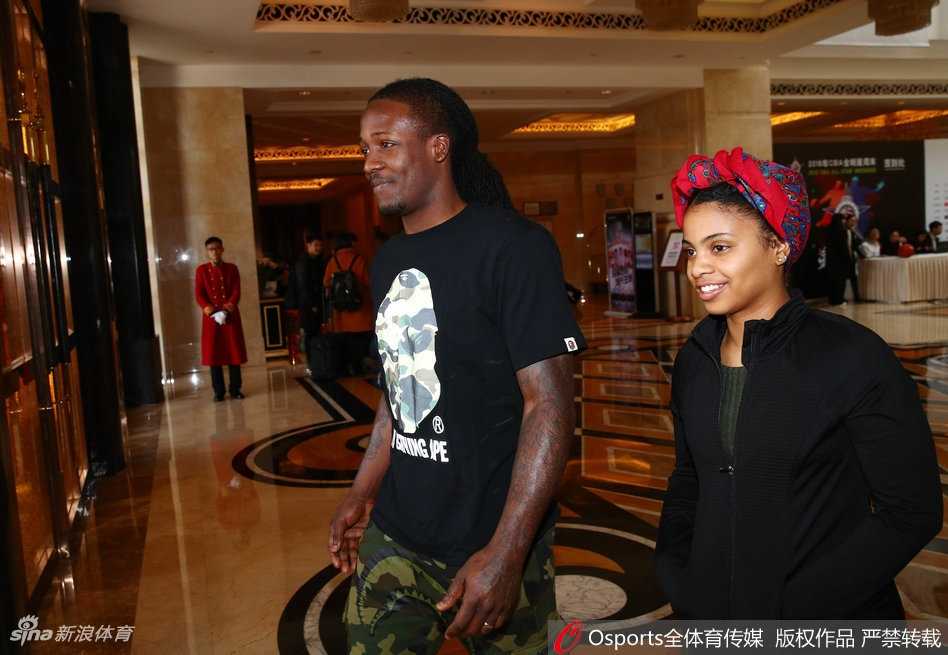 亚布塞莱以一记势大力沉的单手劈扣震撼全场，身后的孙悦只能望球兴叹，这一刻力量与技巧在五棵松的空中完美交汇。