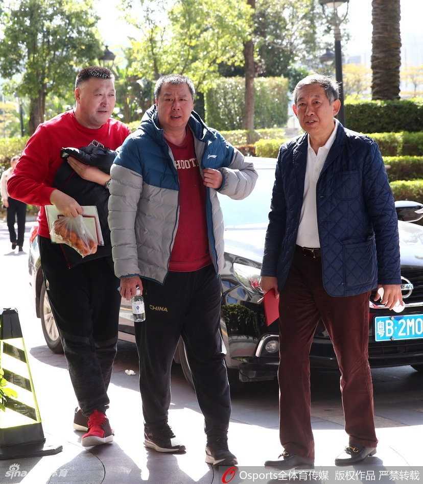 孙铭徽在扣篮大赛中从篮板后飞跃而出，在空中接球后反手背扣，整个人如同摆脱了地心引力，全场观众瞬间陷入疯狂。