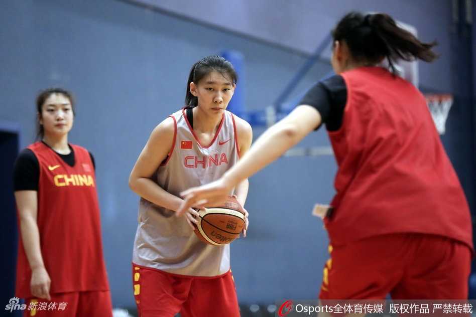 京华砺剑为世界杯蓄力,女篮新阵容展现蓬勃朝气 训练馆内气氛火热,女篮姑娘们在进行拉伸训练,神情专注而坚定,肌肉线条在灯光下显得格外有力,仿佛每一根纤维都在为即将到来的硬仗做着准备。