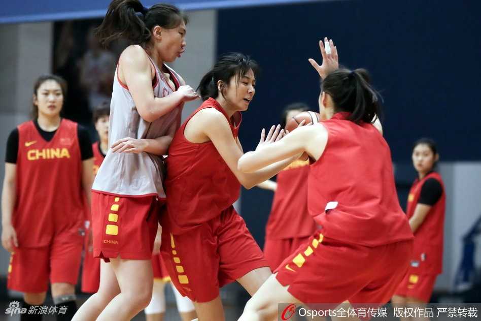 京华砺剑为世界杯蓄力,女篮新阵容展现蓬勃朝气 力量房里,杠铃片的碰撞声此起彼伏。一名队员正在咬牙进行负重深蹲,额头的汗珠清晰可见,眼神中透露出不服输的韧劲,这正是女篮姑娘们通过冬训储备力量的缩影。