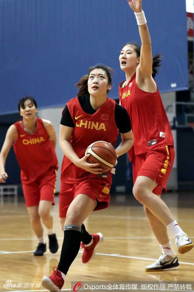 京华砺剑为世界杯蓄力,女篮新阵容展现蓬勃朝气 战术板前,宫鲁鸣指导手持马克笔,正在为队员们勾勒破解对方联防的线路。姑娘们围成一圈,聚精会神地聆听,眼中闪烁着对战术理解的渴望,这一刻,教练与队员的心紧紧连在一起。