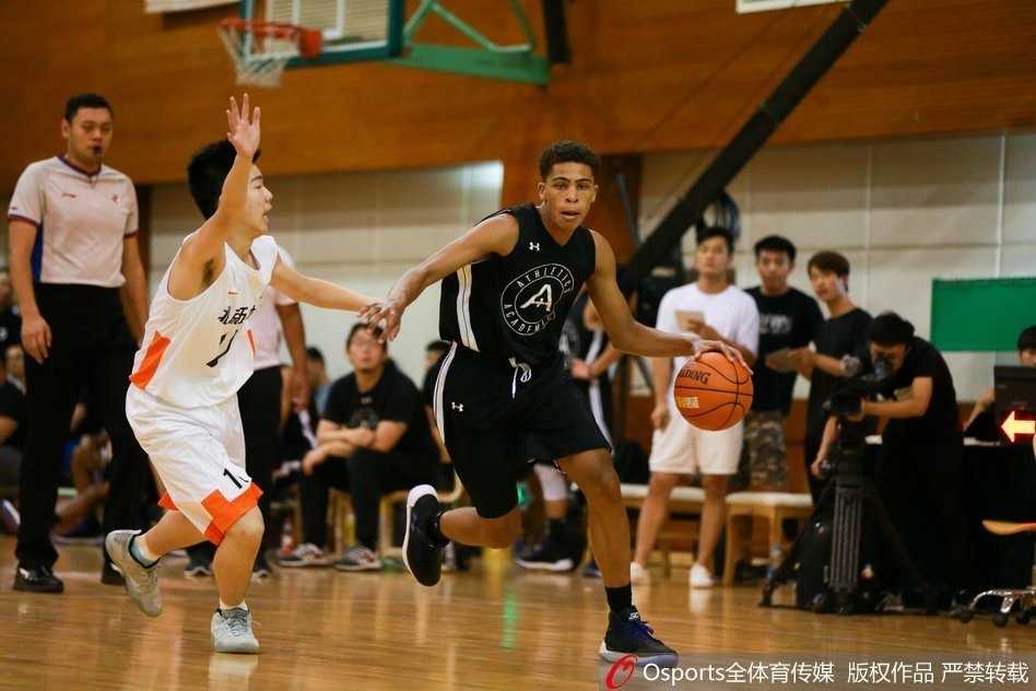 北京五中核心球员白羽鹤运球疾驰，眼神如炬，面对多人包夹依然毫无惧色，展现出领袖风范。