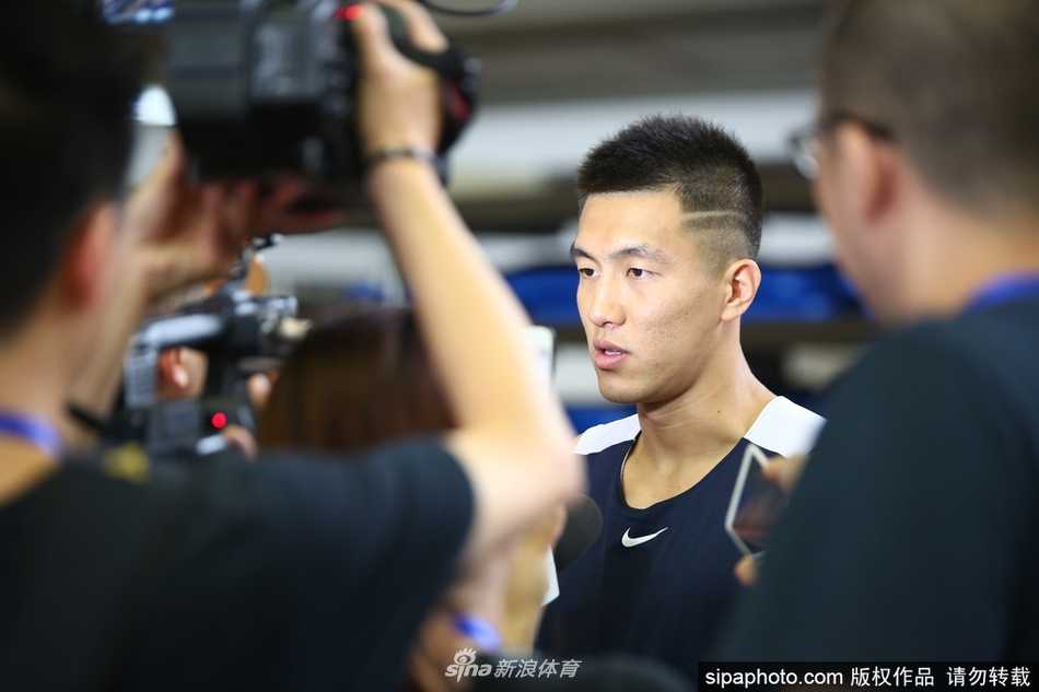 杜锋指导双手叉腰站在场边，目光如炬地注视着场内队员们的折返跑训练，神情严肃中带着期待