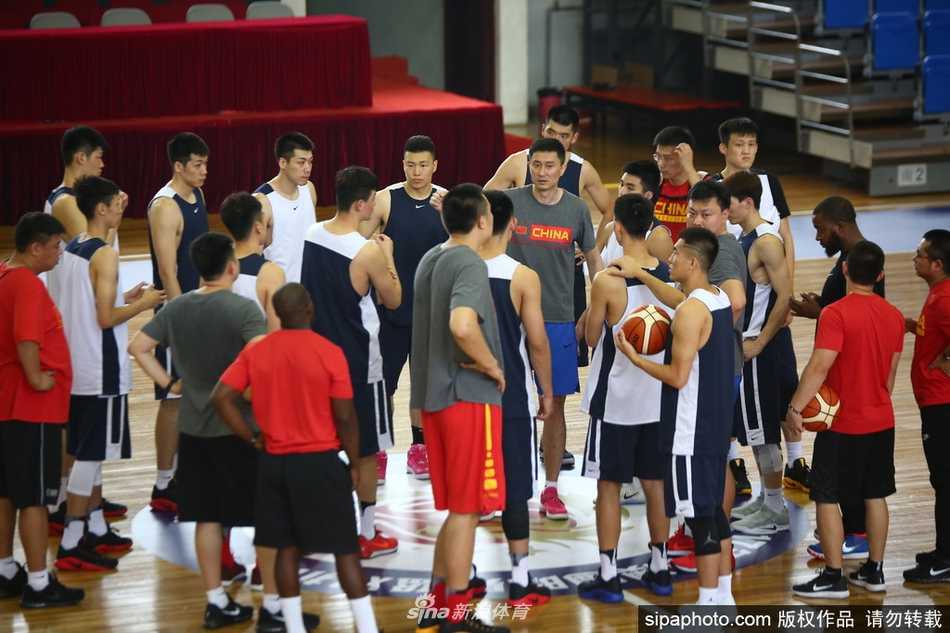 训练结束后，刘晓宇在场边接受队医的肌肉拉伸放松，他表情平静，汗水反射着场馆内的灯光